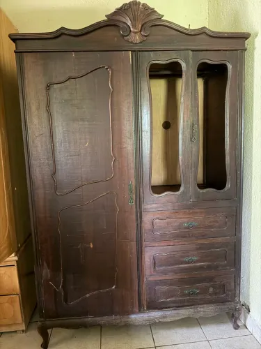 Vendo guarda roupa antigo original + de 100 anos chapeline