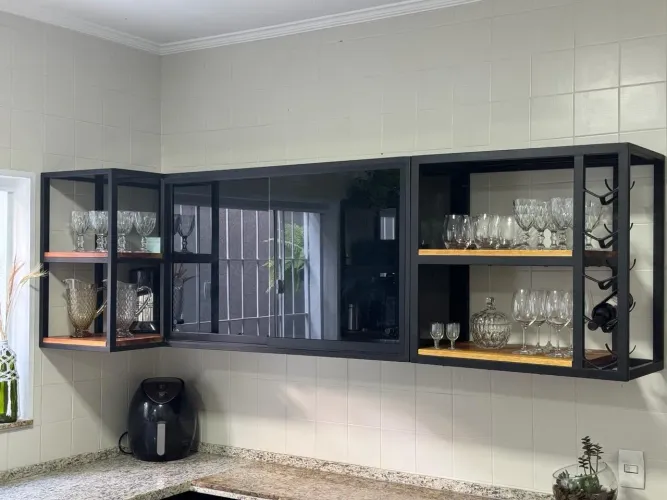Armário de luxo com suporte de vinho em ferro vidro e madeira