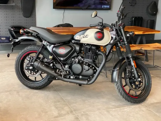 Royal Enfield Hunter 350 Tokyo black.