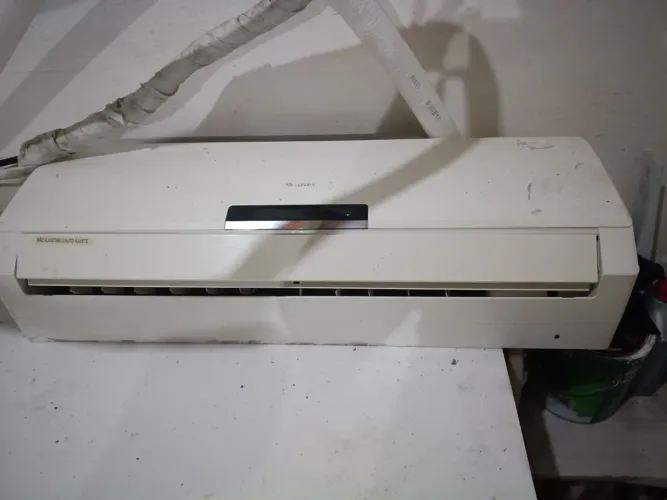 Um ar condicionado completo e uma Cadeira de estudos