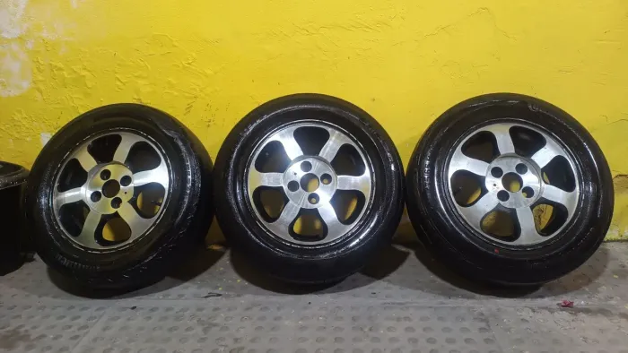 Rodas de alumínio com pneus 