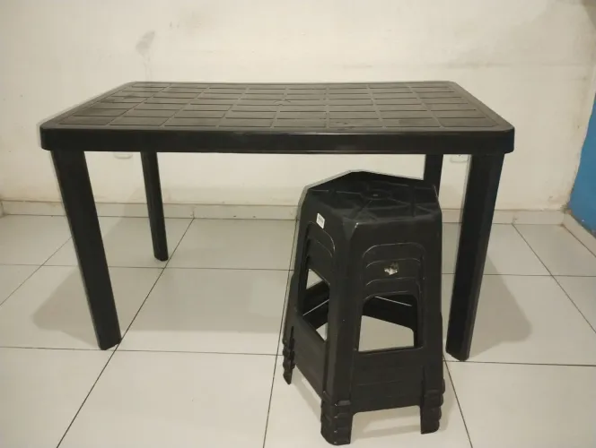Conjunto de Mesa com 4 Bancos Pretos - Ideal para Varanda ou Área Externa