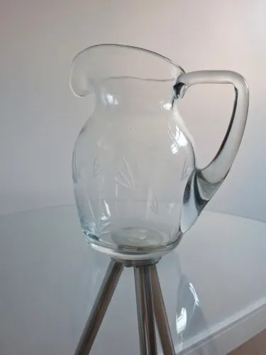 Jarra de Vidro detalhes baixo relevo.
