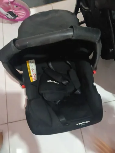 Carrinho de bebê com bebê conforto