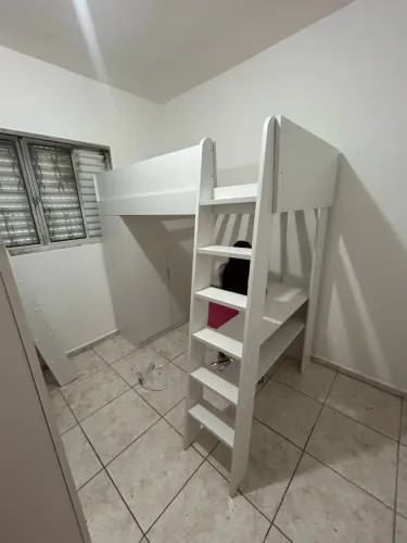 Cama suspensa com guarda-roupa e escrivaninha