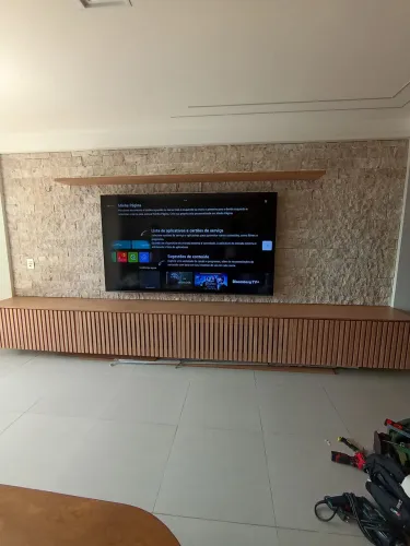 Instalação de suporte para TV
