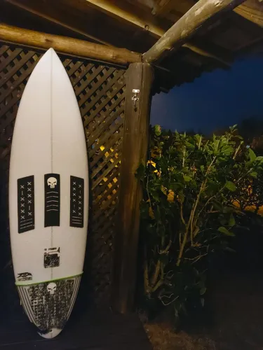 Prancha de surf JT nova e fun 7, 2 usado com capa e quilhas