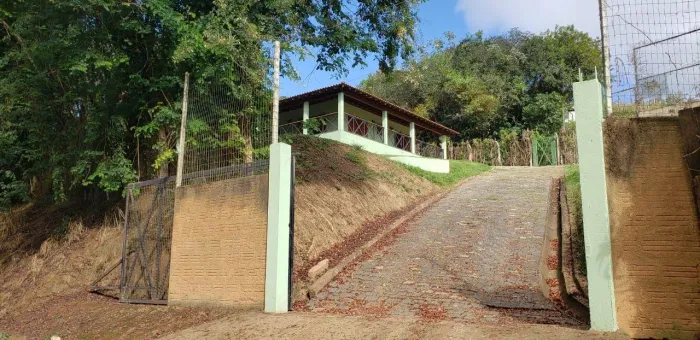 Terreno maravilhoso com casa e acesso a represa