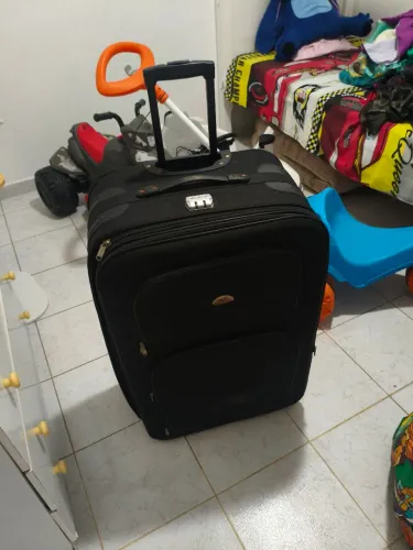 Mala grande cor preta semi nova.