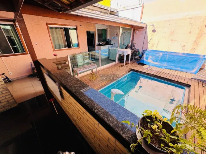 Excelente Casa Linear com 3 Quartos e Piscina no Bairro Heliópolis
