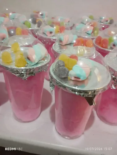 Algodão doce no copo e também personalizado