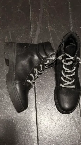 Bota tipo coturno, cano baixo