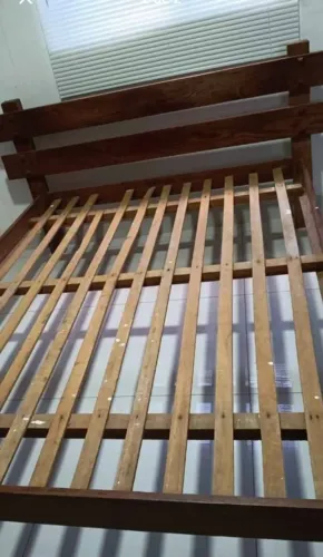 Cama em madeira de lei