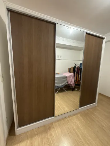 Guarda roupa com espelho