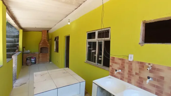 Alugo uma casa