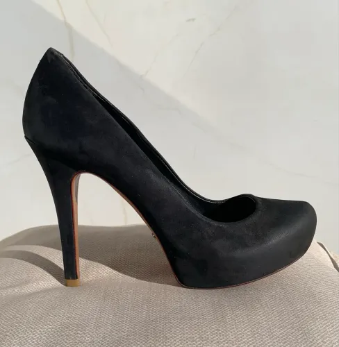 salto preto Schutz suede