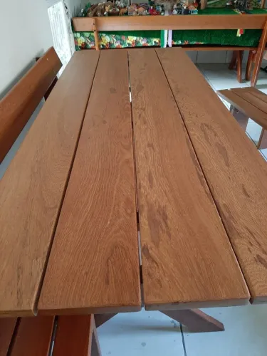 Mesa e bancos de madeira
