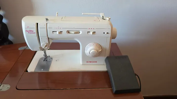 Máquina de Costura Singer Facilita Premium com Gabinete - Ótimo Estado