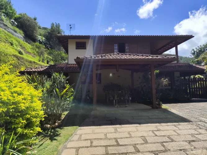 Linda casa com 4 quartos em Nogueira - Petrópolis - RJ