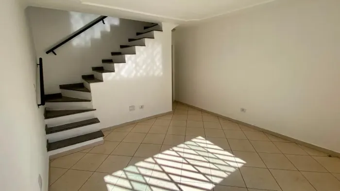 Sobrado para Locação em Condomínio | 2 Dormitórios | Garagem Privativa | Santa Maria , Osa