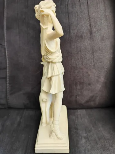 Estatueta da Deusa Artemis 26cm de altura em alabastro