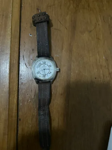 Relógio Timberland - caixa de aço inoxidável e uma pulseira de couro marrom