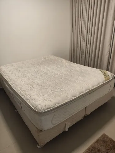 Cama box Queen colchão de molas ensacadas 