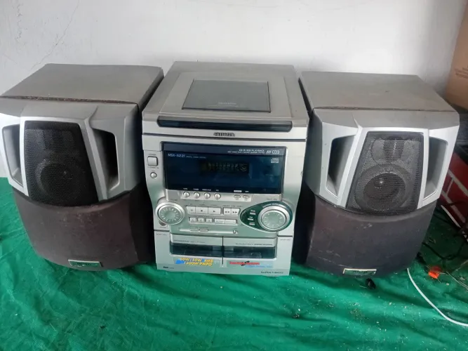 Radio aiwa antigo no estado