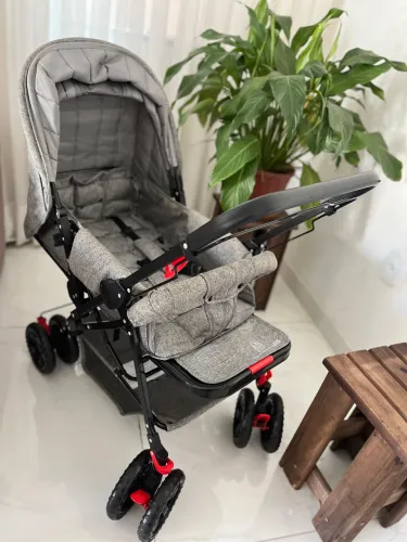 Carrinho de bebê semi novo