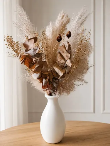 Vaso de Cerâmica Branco com Arranjo de Flores Secas