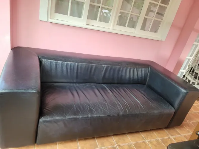 Sofá preto de couro legítimo