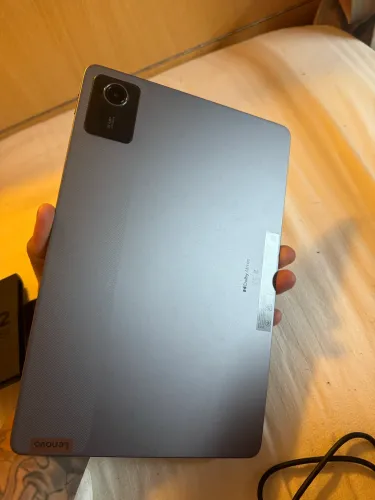 Tablet Lenovo M11 com caneta, caixa e cabos.