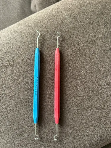 Colocador de elásticos ortodôntico rosa duplo e azul simples