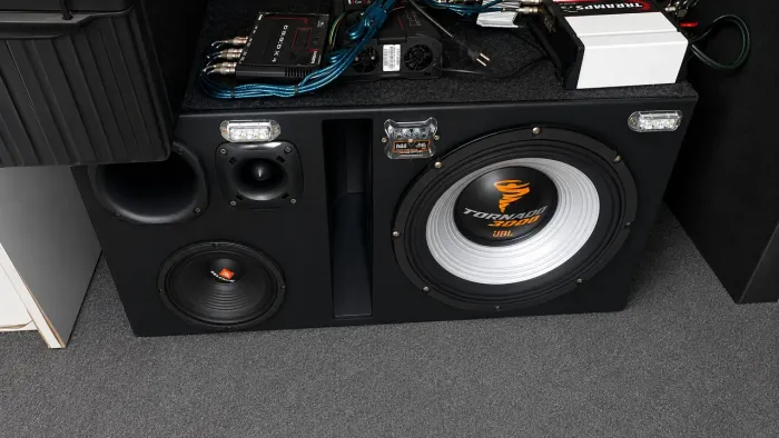 Caixa de som automotivo JBL