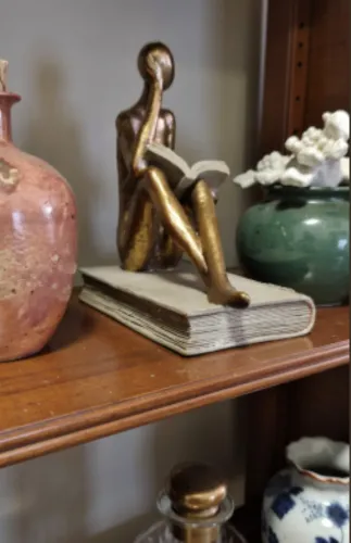 Escultura Decorativa Pensador Lendo Livro Em Resina Ouro Velho