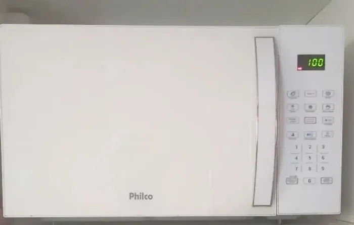 Vendo microondas Philco 33 litros branco em perfeitas condições....
