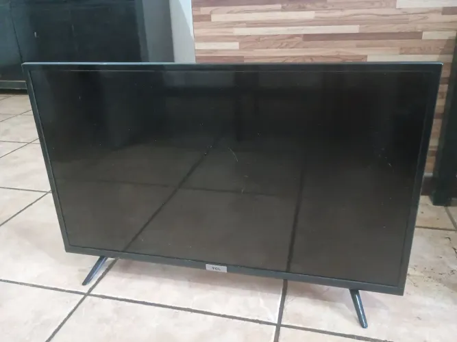 Smartv Android TCL 32", com pequeno defeito 