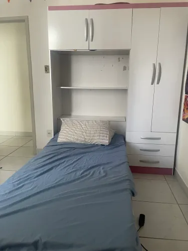 Cama com guarda-roupa