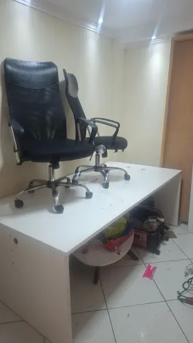 MESA PARA ESCRITÓRIO COM 2 CADEIRAS NOVAS