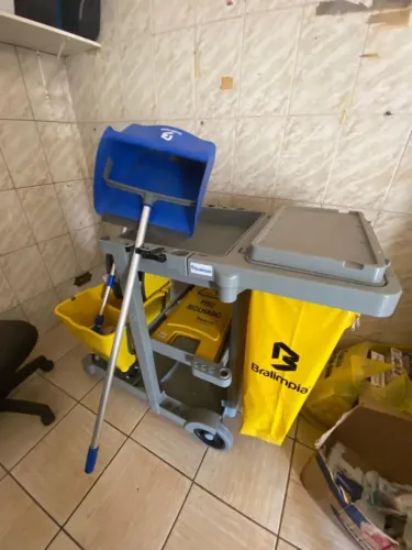 Carrinho de limpeza completo