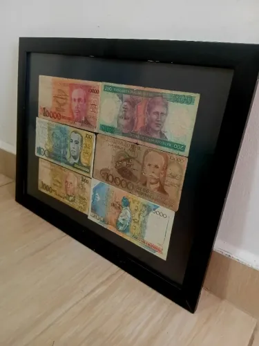 Quadro com cédulas antigas
