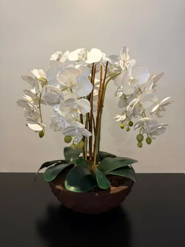 Orquídea Branca Artificial Realista em Arranjo Equlibrado em Vaso Charmoso