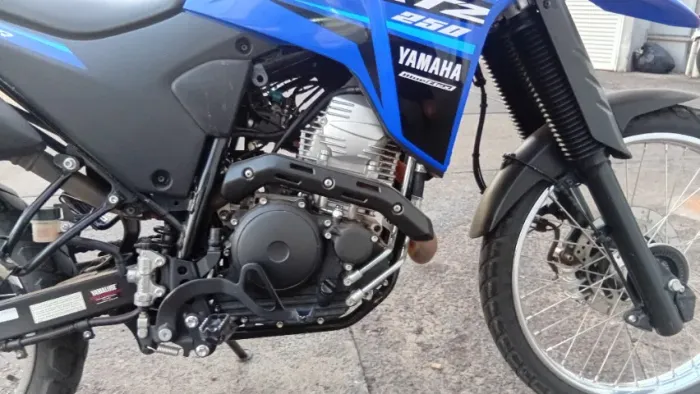 Lander 2023 azul abs 18.500 Km