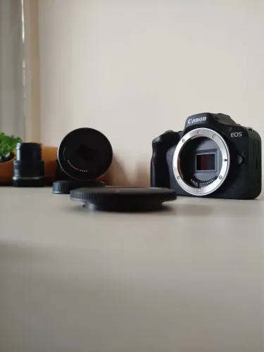 Canon EOS R100 com Lente RF-S 18-45mm + Bolsa + cartão SD 128gb