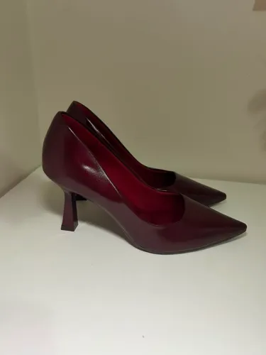 Scarpin Constance - Linha Comfort  * Tamanho: 37 * Cor: Bordô * Altura do salto: 8 cm 