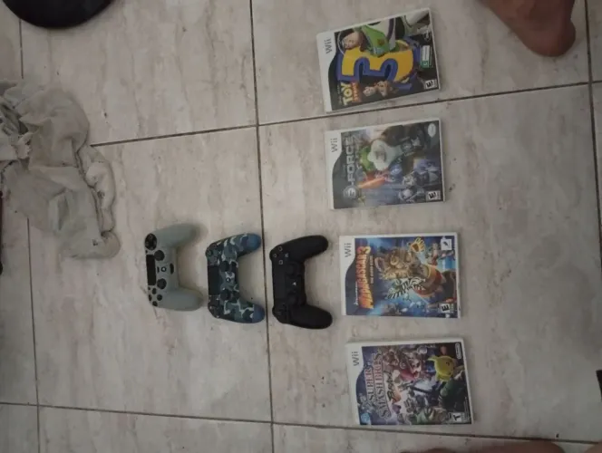 4 controles 3 sendo do ps4 e um do ps3 e mais 4 jogos do Nintendo wii