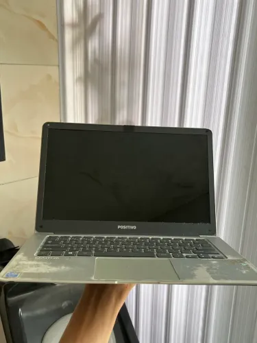 Computador positivo retirada de peças