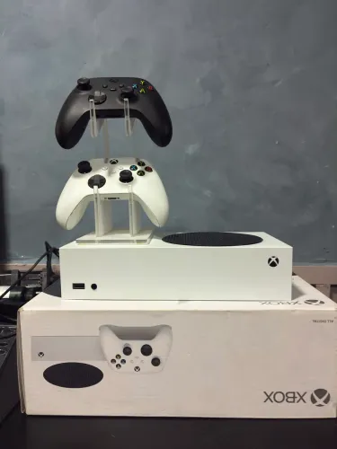 XBOX SÉRIES S + 2 CONTROLES E PILHAS RECARREGÁVEIS 