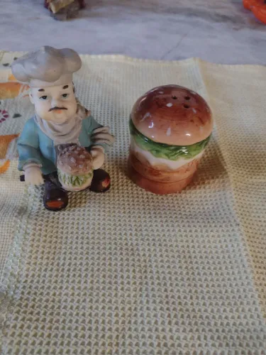 O cozinheiro e o hambúrguer saleiro,