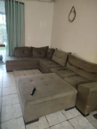 Sofá bem conservado com puff